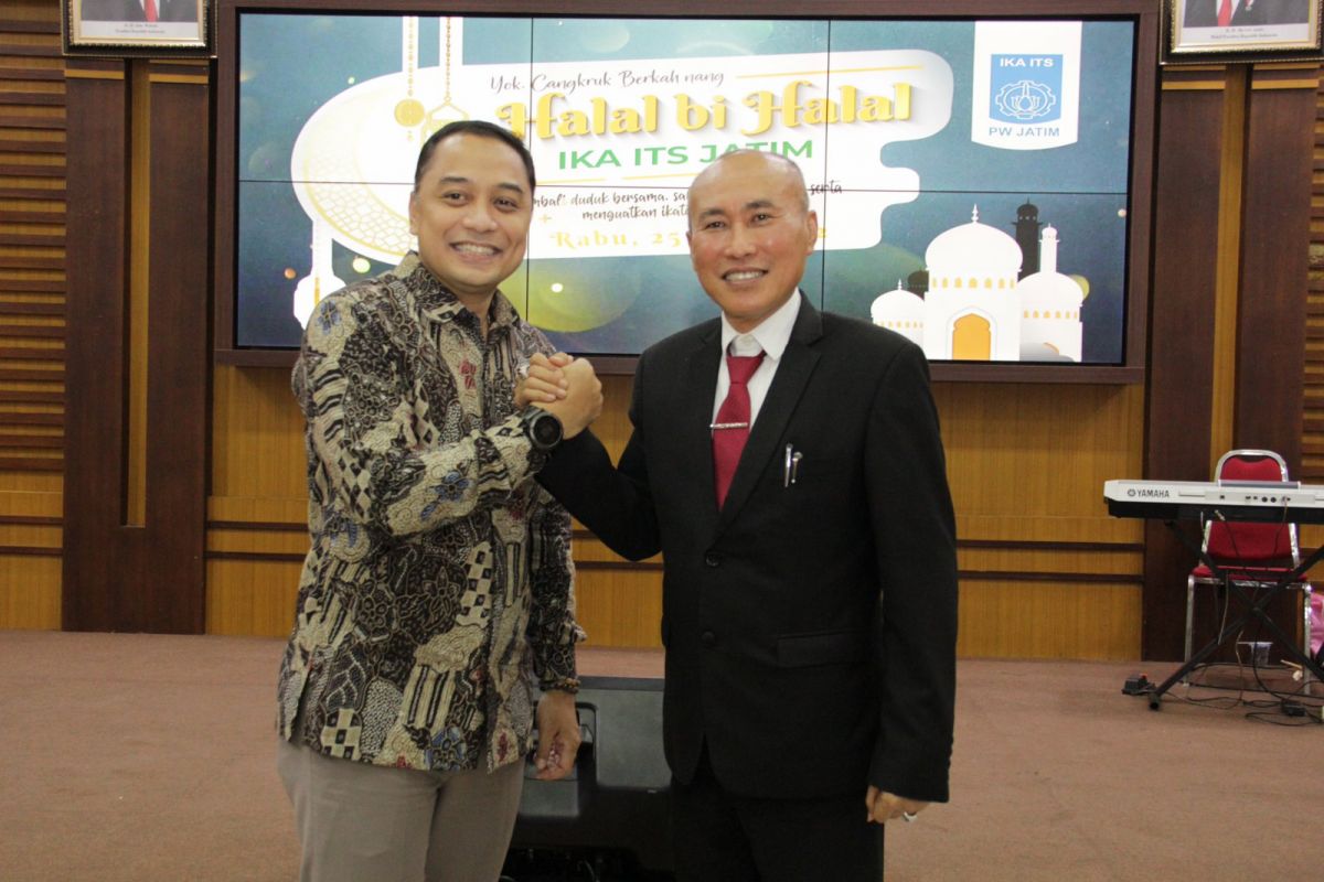 Ketua IKA ITS Pengurus Wilayah Jatim, Wahid Wahyudi bersama Wali Kota Surabaya Eri Cahyadi. (Foto: Fatih for jatimnow.com)