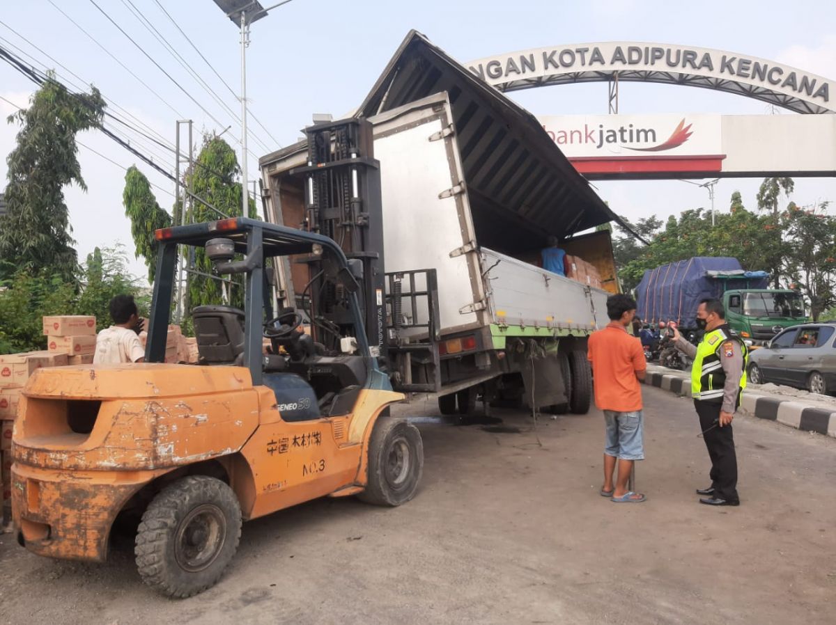 Proses evakuasi truk tronton rusak yang menutup jalan provinsi dari Lamongan menuju Gresik di Deket, Lamongan (Foto : Adyad Ammy Iffansah/jatimnow.com)