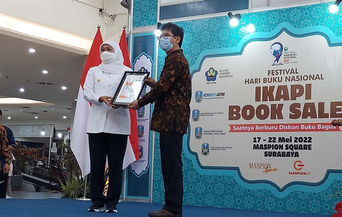 Gubernur Jatim, Khofifah Indar Parawansa membuka festival Hari Buku Nasional 2022 yang diselenggarakan IKAPI di Surabaya (Foto: Ni'am Kurniawan/jatimnow.com)