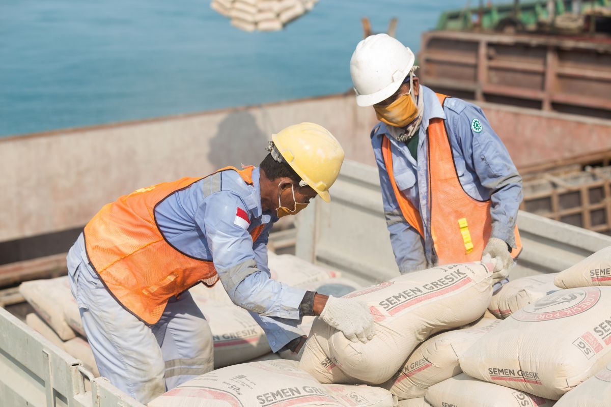 Aktivitas bongkar muat semen di Pelabuhan Khusus SIG, Tuban, Jawa Timur