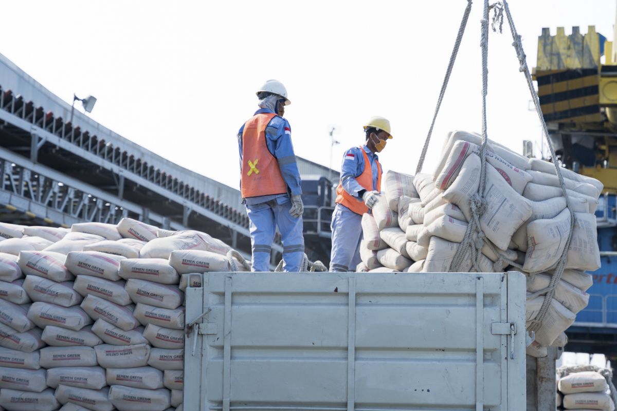 Aktivitas bongkar muat semen di Pelabuhan Khusus SIG, Tuban, Jawa Timur (Foto-foto: SIG)