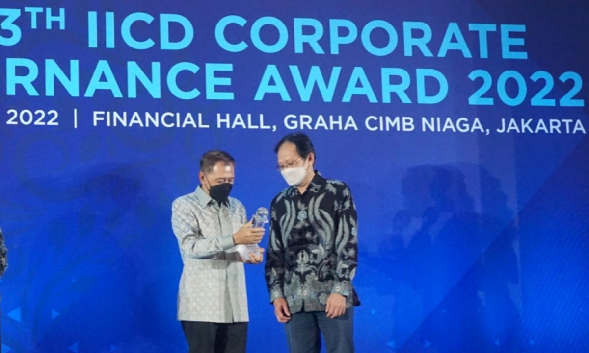 Penghargaan diserahkan Vice Chairman Research IICD, Lukas Setia Atmaja kepada Direktur SDM dan Umum SIG, Agung Wiharto. (Foto: Humas SIG for jatimnow.com)