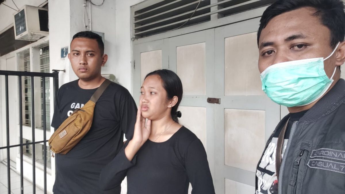 NA (tengah) gadis asal Malang yang ternyata bukan korban trafficking (Foto: Slamet for jatimnow.com)