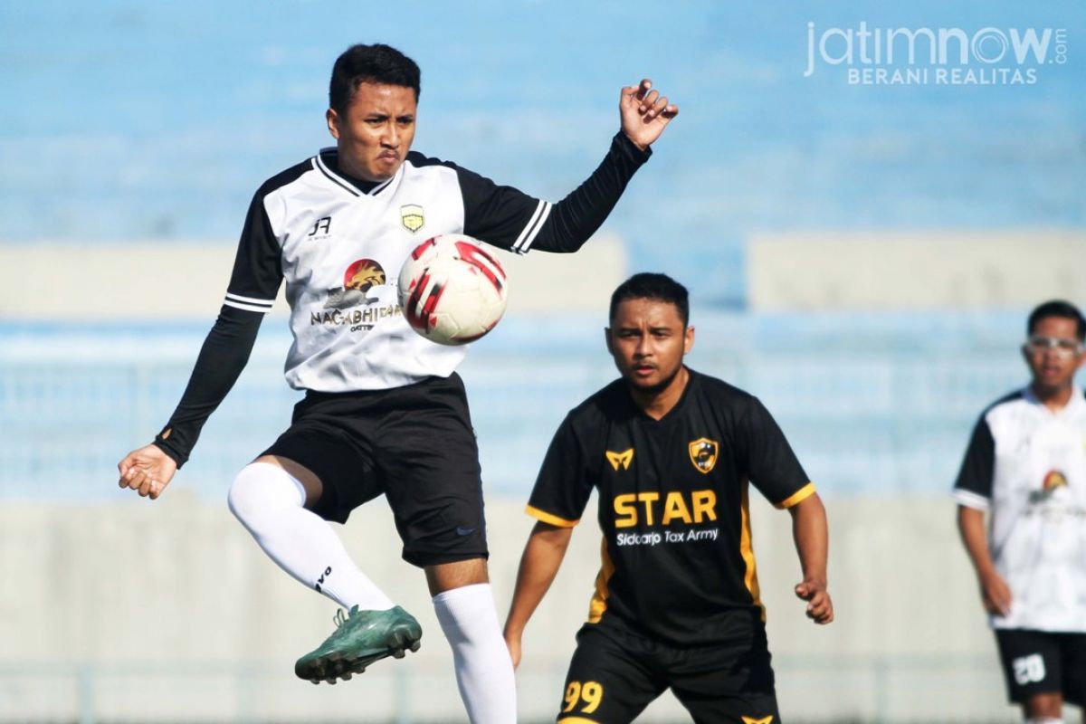 Pemain Gresik Selection FC (putih) saat menguasai bola (Foto: Sahlul Fahmi/jatimnow.com)