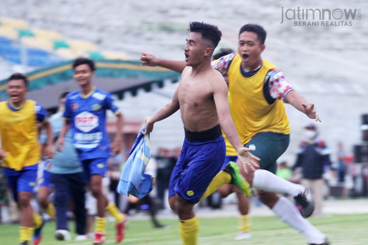 Pemain Gresik M Rifkhi Rifaldi melakukan selebrasi usai mencetak gol yang menyelamatkan timnya dari kekalahan saat melawan Sidoarjo.(Foto: Sahlul Fahmi/jatimnow.com)