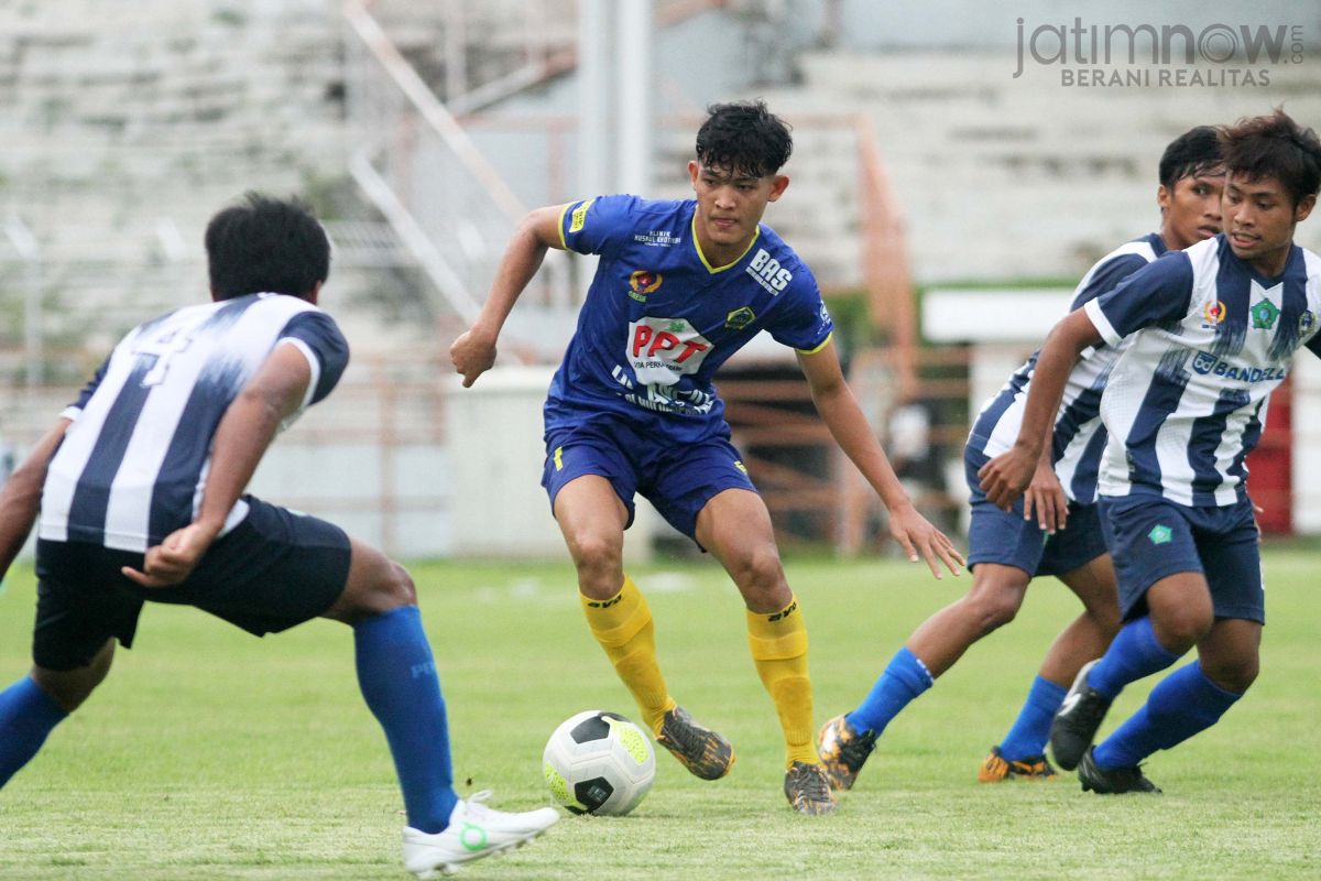 Penyerang Gresik Wildan Mukhaluddun dihadang tiga pemain Sidoarjo di laga perdana Grup G Pra Porprov Jatim di Stadion Gelora 10 November.(Foto: Sahlul Fahmi/jatimnow.com)