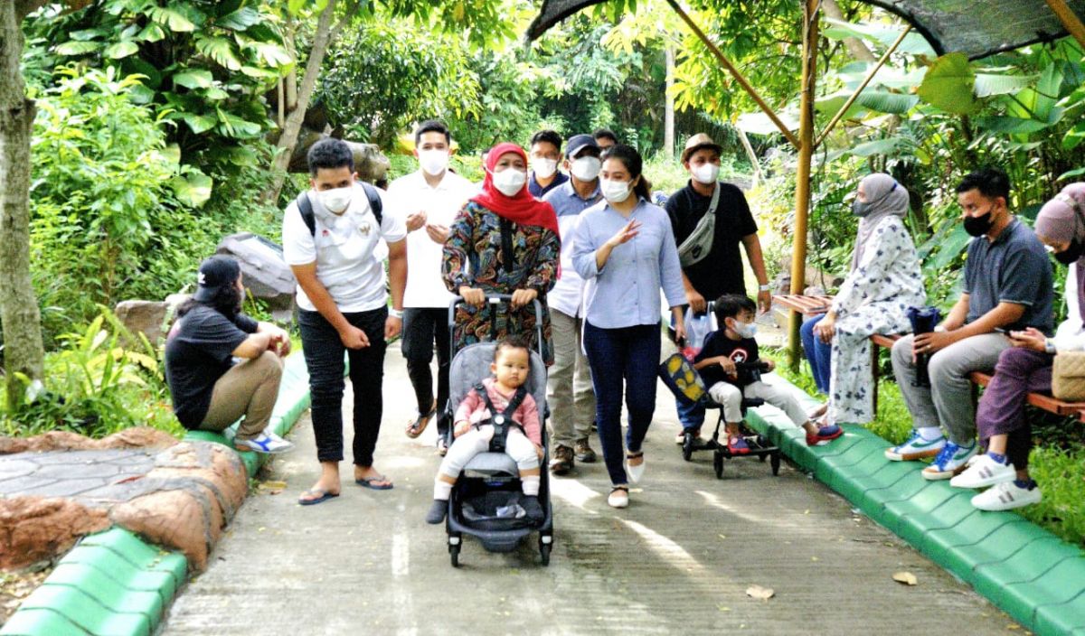 Gubernur Khofifah mengajak cucu berlibur di Jatim Park 3, Batu.