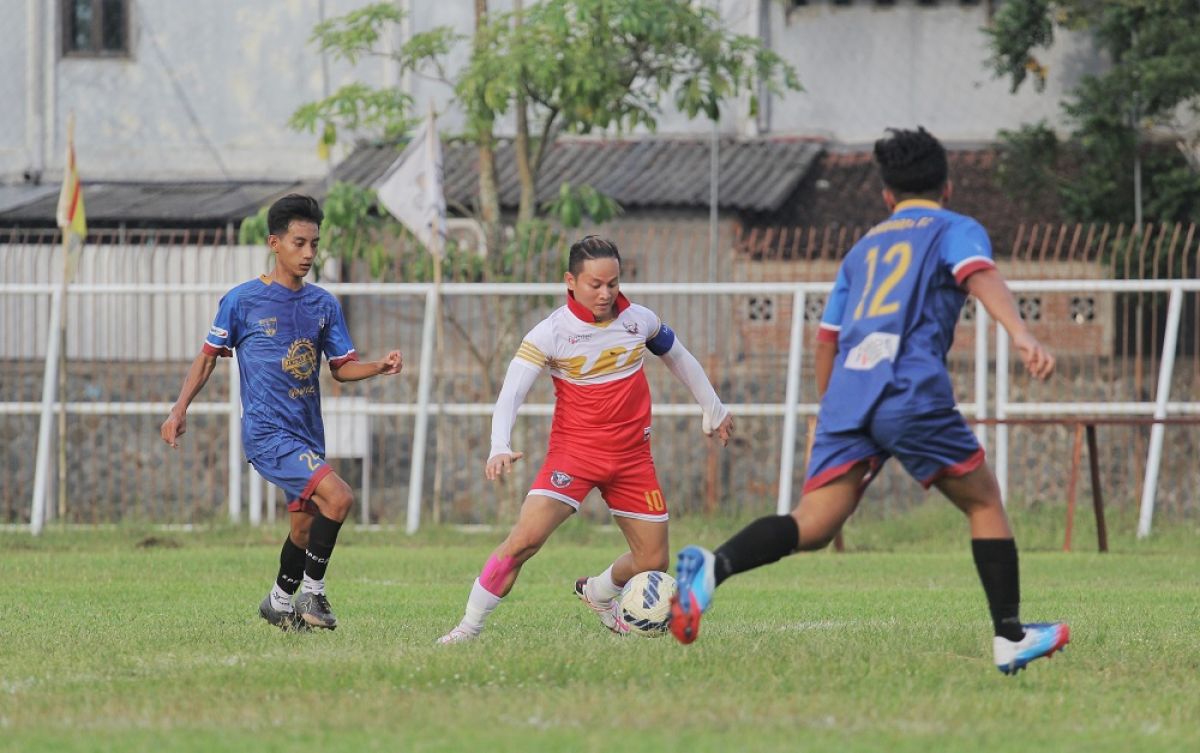 Bupati Trenggalek Mochamad Nur Arifin saat bermain bola.(Foto: Fajar)