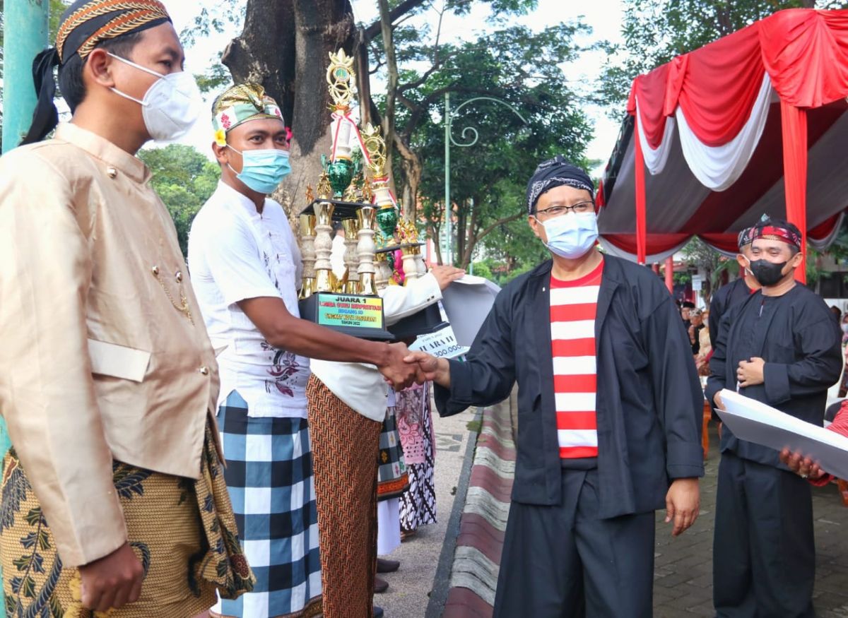 Gus Ipul menyerahkan penghargaan bagi Kepala Sekolah dan Guru Berprestasi Tahun 2022.