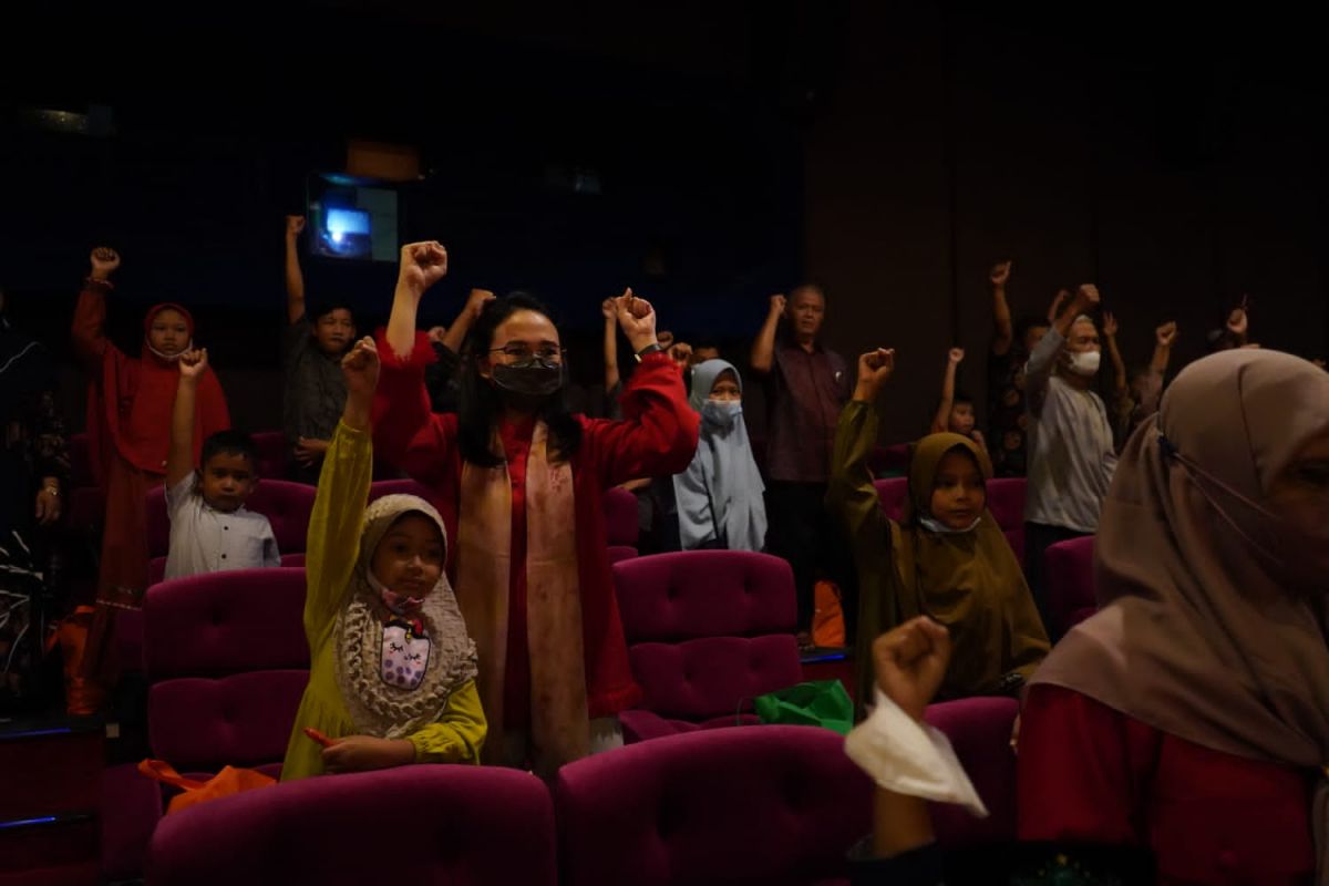 Keseruan Mbak Cicha nobar film 'Bus Om Bebek' bersama anak-anak yatim piatu di Kediri (Foto: Humas Pemkab Kediri/jatimnow.com)