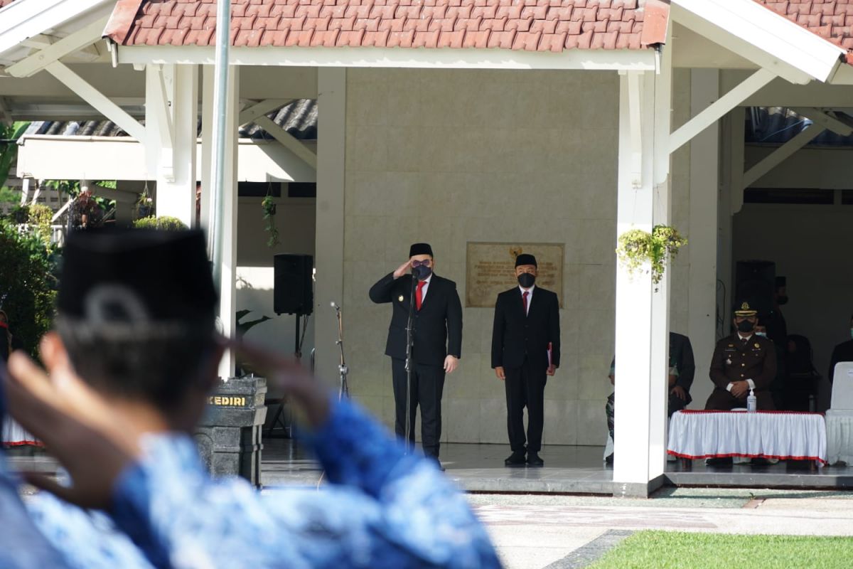 Mas Dhito saat memimpin upacara Hardiknas pada Jumat (13/5/2022) - (Foto: Humas Pemkab Kediri)
