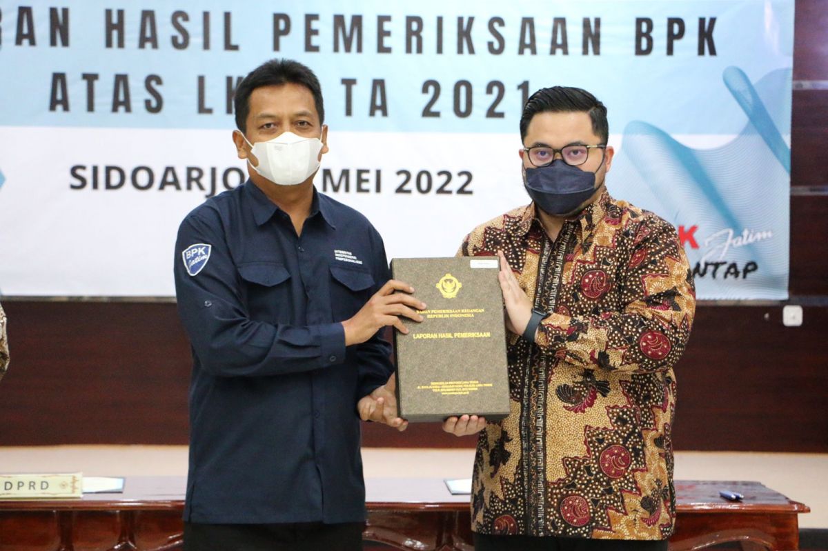 Penyerahan WTP oleh Badan Pemeriksa Keuangan (BPK) Jawa Timur. (Foto: Humas Pemkab Kediri for jatimnow.com)