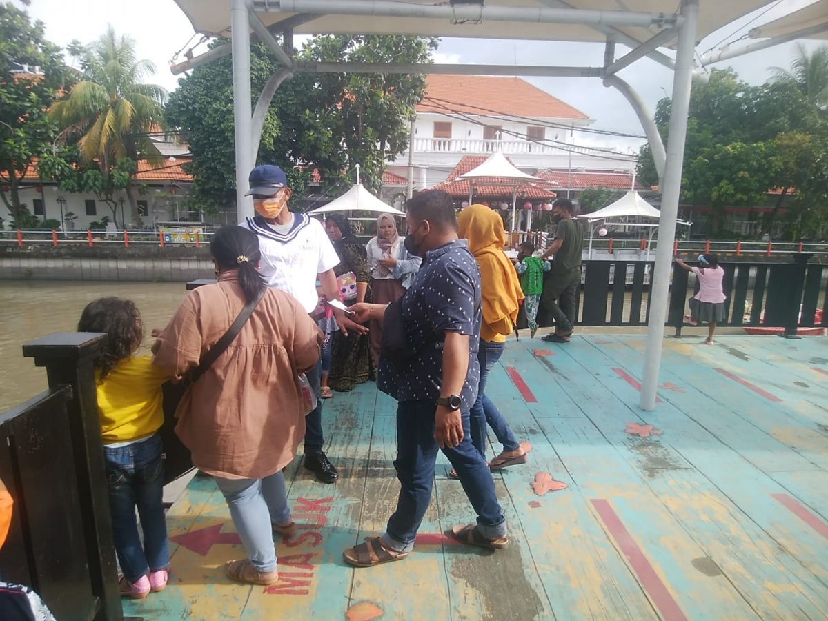 Warga mengunjungi Wisata Perahu Kalimas, Surabaya