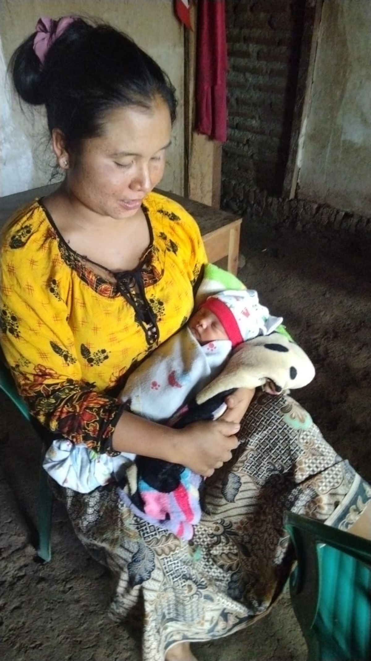 Susmiati menggendong bayinya. (Foto: Puskesmas Tiris for jatimnow.com)