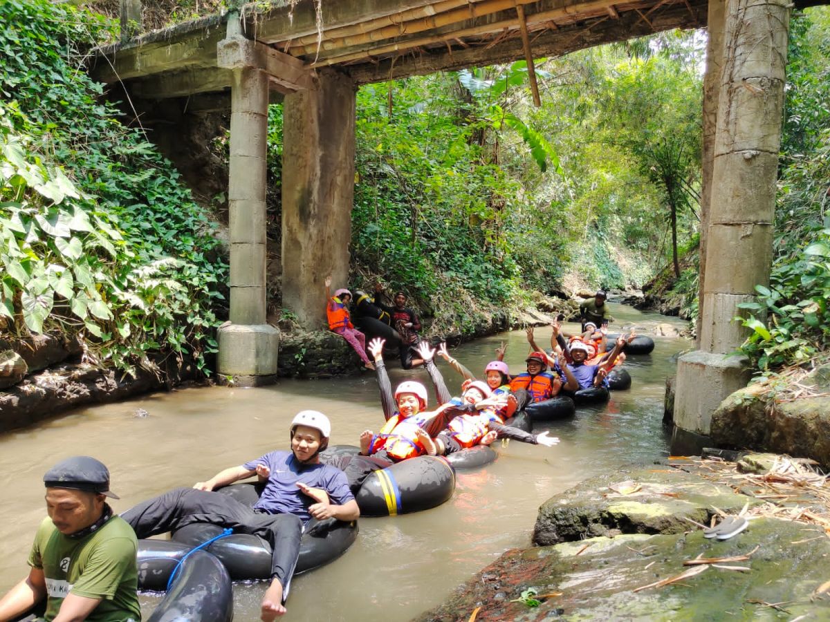 Keseruan wisata susur sungai di Desa Keling, Kecamatan Kepung, Kabupaten Kediri (Foto-foto: Pokdarwis Desa Keling for jatimnow.com)