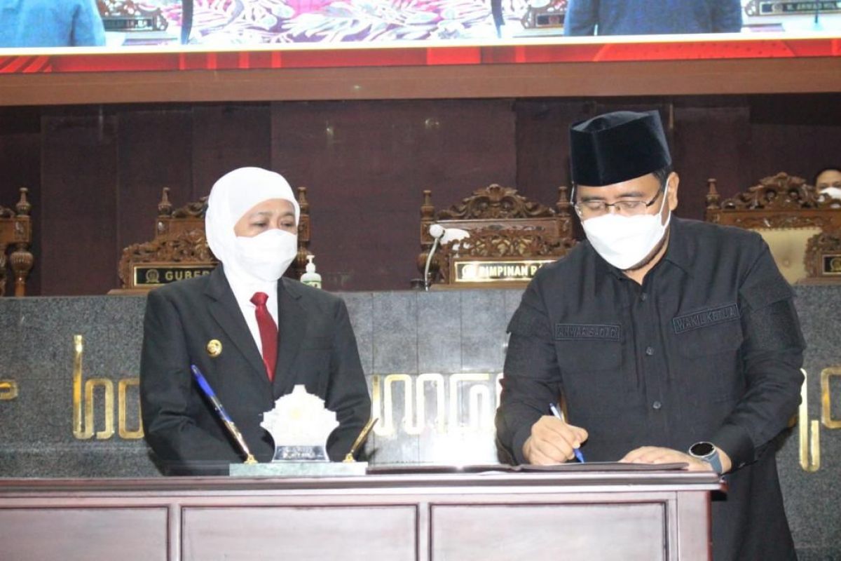 Khofifah Indar Parawansa bersama Anwar Sadad saat rapat paripurna di DPRD Jatim. (Foto: Anwar Sadad for jatimnow.com)