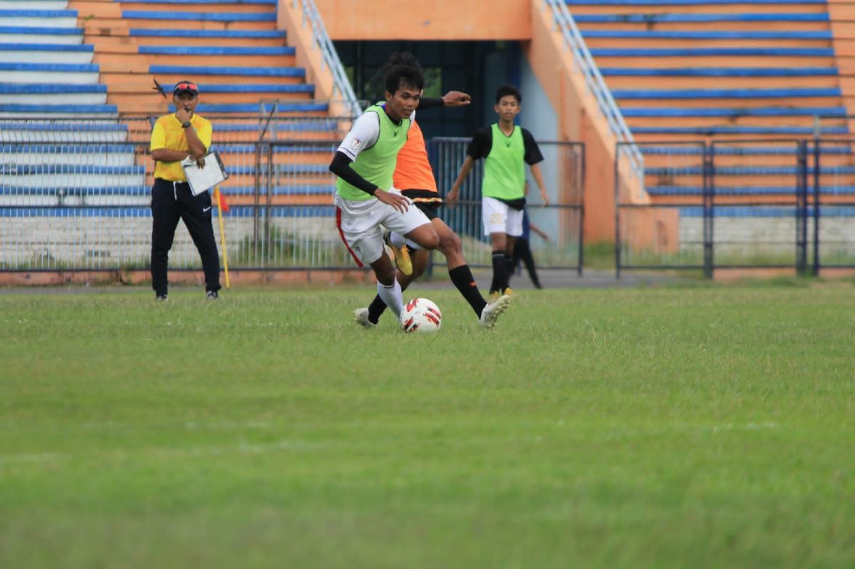 Seleksi pemain asli Lamongan digelar Persela di Stadiun Surajaya (Foto: Ainun for jatimnow.com)