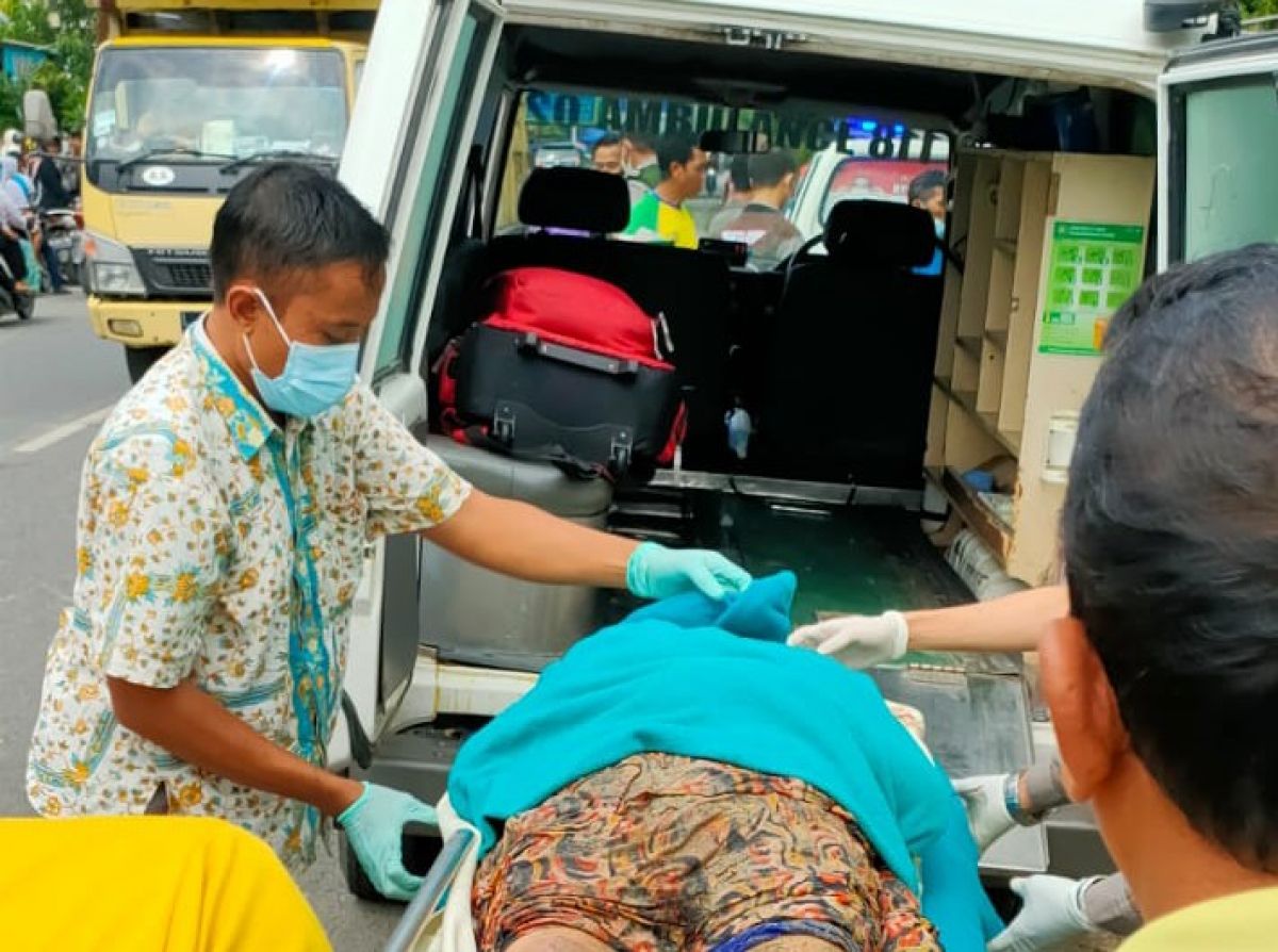 Proses evakuasi korban kecelakaan di Jalan Poros Lamongan - Mantup. (Foto : Unit Gakkum Polres Lamongan for jatimnow.com)