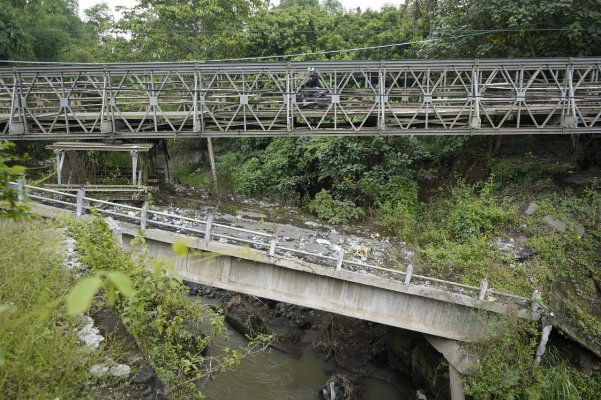 Penampakan jembatan bailey dan jembatan Ngadi yang ambrol 2017 lalu. (Foto: Humas Pemkab Kediri/Jatimnow.com)