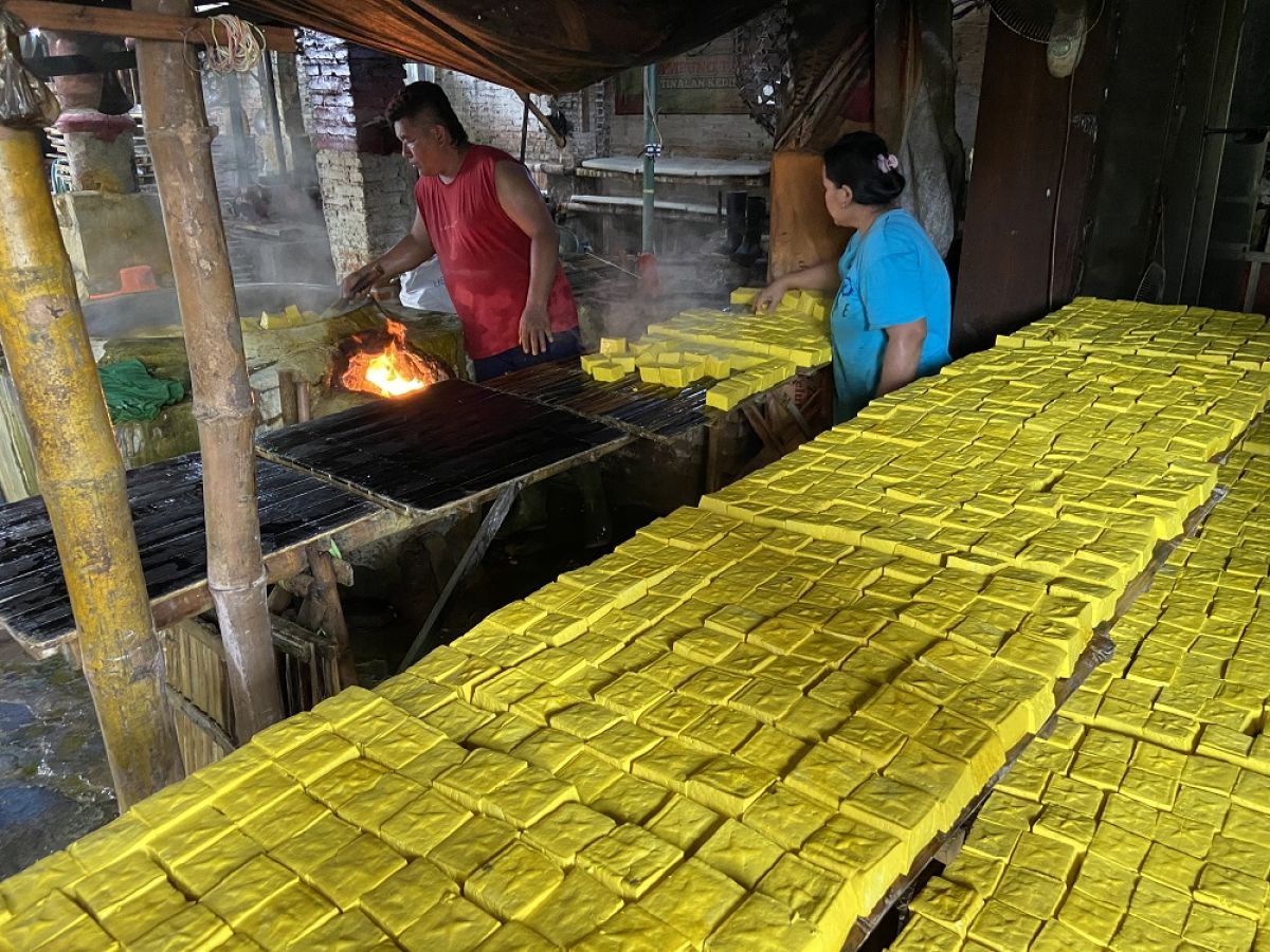 Proses pembuatan tahu takwa di salah satu pengerajin tahu di Kampung Tahu Kota Kediri. (Foto-foto : Yanuar Dedy/jatimnow.com)