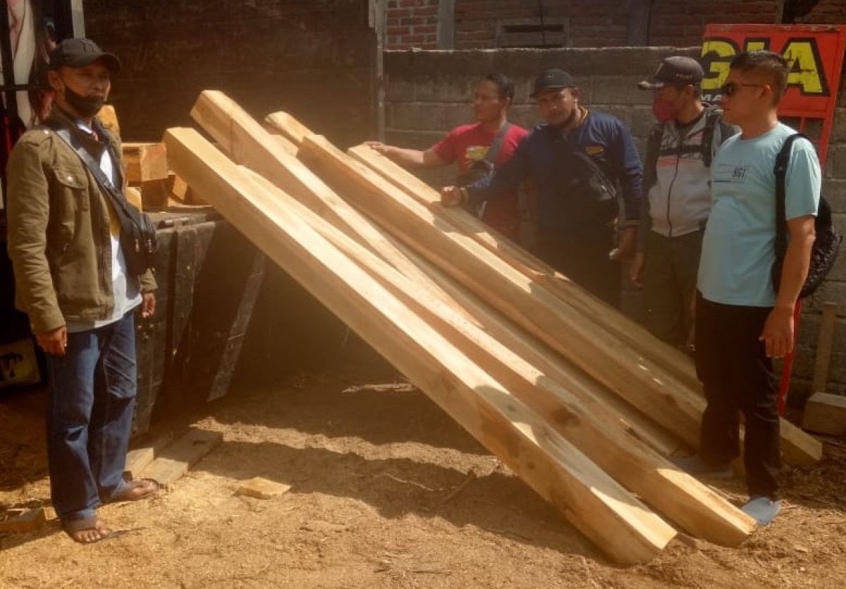 Petugas menemukan kayu tanpa dokumen di lahan dan gudang milik Jamiran. (Foto: Rony Subhan/jatimnow.com)