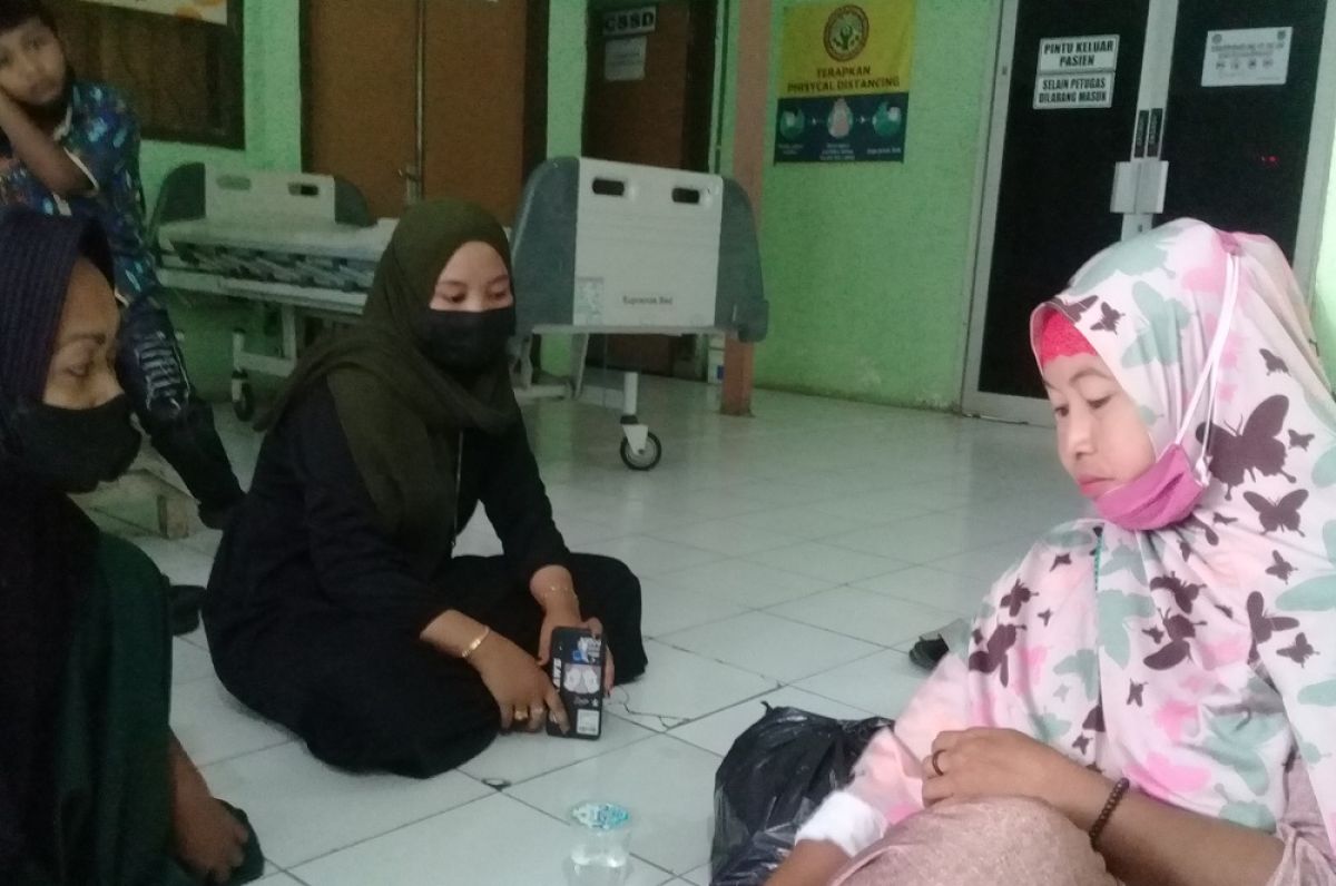 Keluarga korban tengah menunggu MS saat dilakukan perawatan medis di RSUD dr Mohammad Saleh Kota Probolinggo. (Foto: Mahfud Hidayatullah/jatimnow.com)