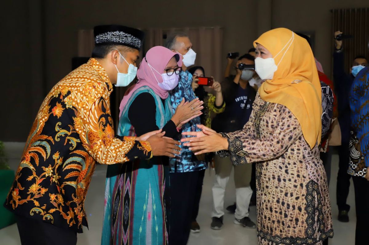 Gubernur Jatim Khofifah Indar Parawansa saat mengukuhkan PPIH Embarkasi Surabaya.(Foto: Humas Pemprov Jatim)