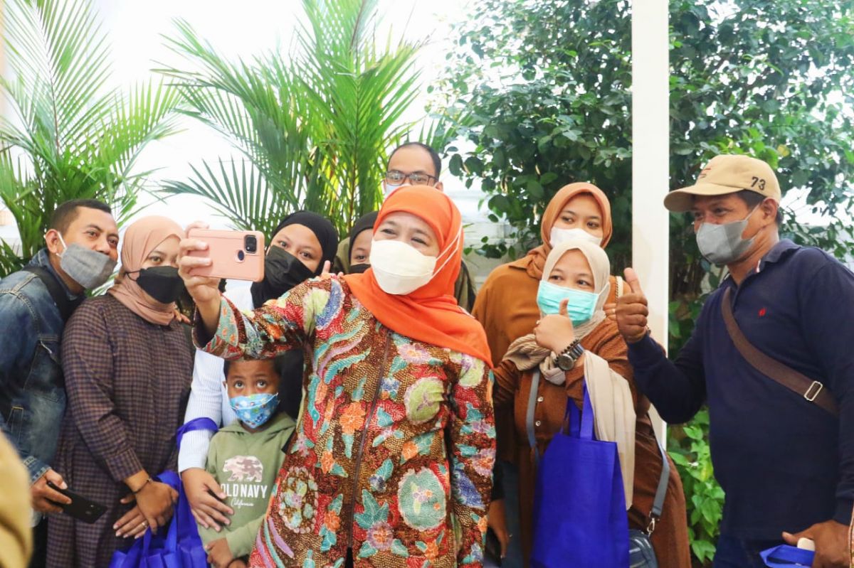 Gubernur Jawa Timur (Jatim) Khofifah Indar Parawansa foto bersama warga di Gedung Grahadi.(Foto: Humas Pemprov Jatim)