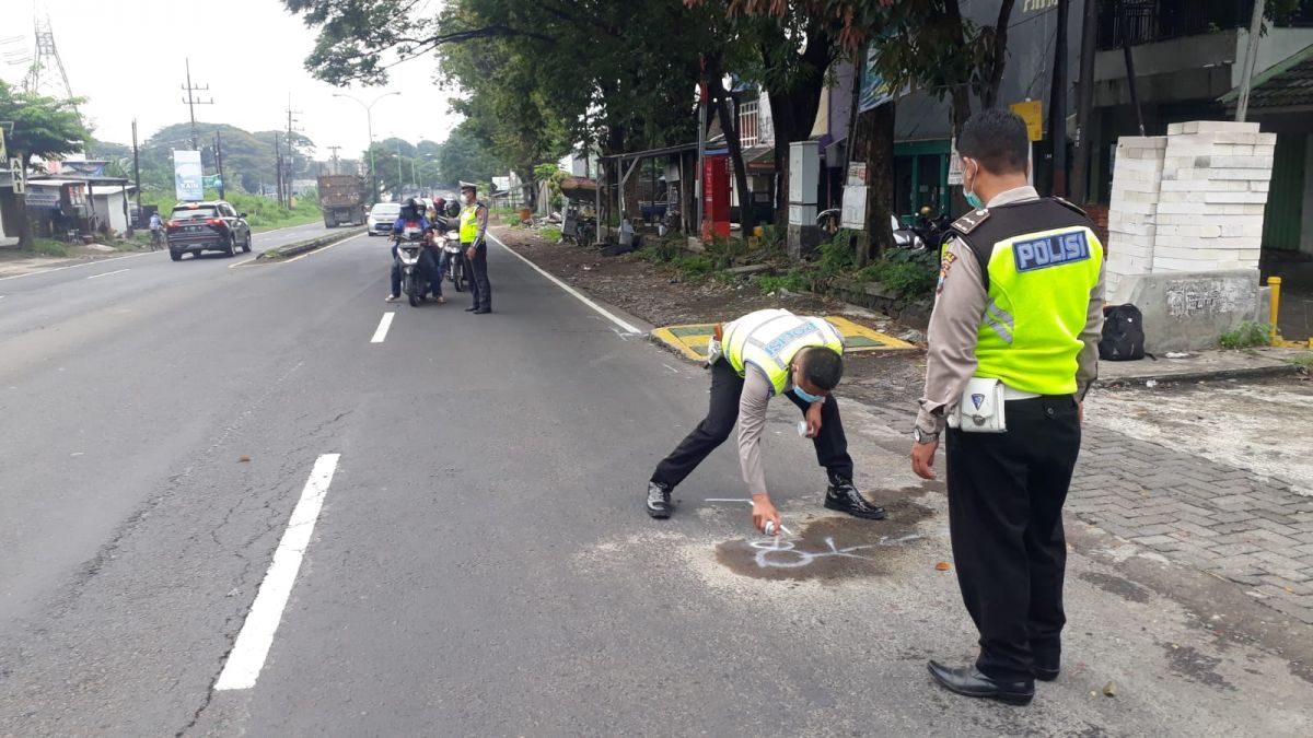 Polisi melakukan olah TKP di Jalan Raya Simpang Empat Perumahan Candra Kartika, Pasuruan. (Foto: Polres Pasuruan/jatimnow.com)