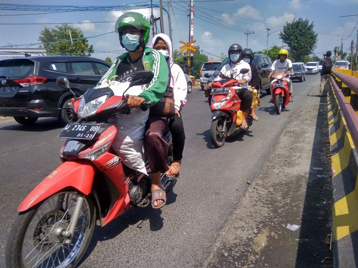 Kondisi arus lalu lintas di jalur arteri Bandarkedungmulyo Jombang.(Foto: Elok Aprianto)