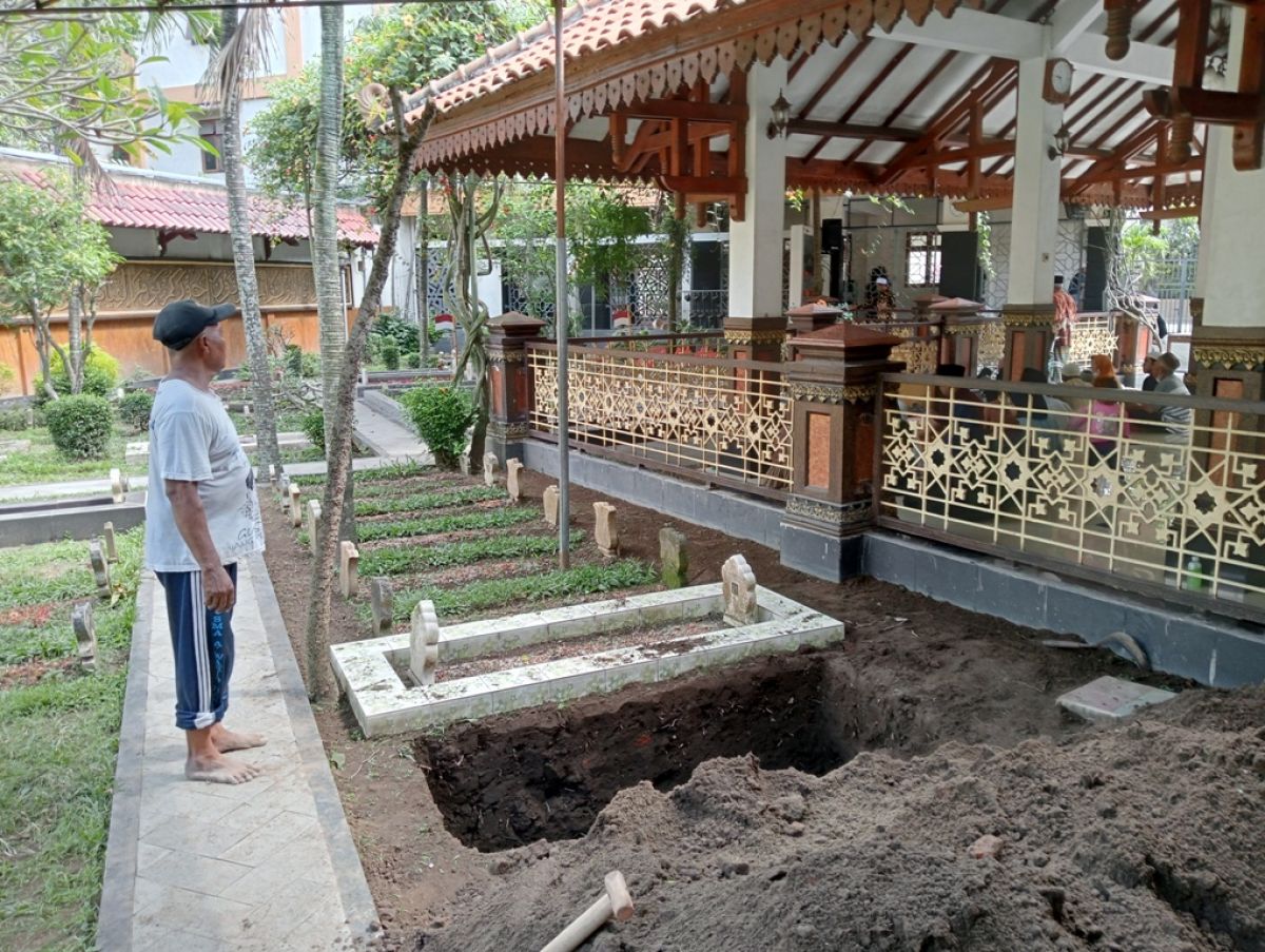 Liang lahat yang sudah dipersiapkan untuk jenazah Nyai Lily Wahid di Kompleks Ponpes Tebuireng Jombang.(Foto: Elok Aprianto)