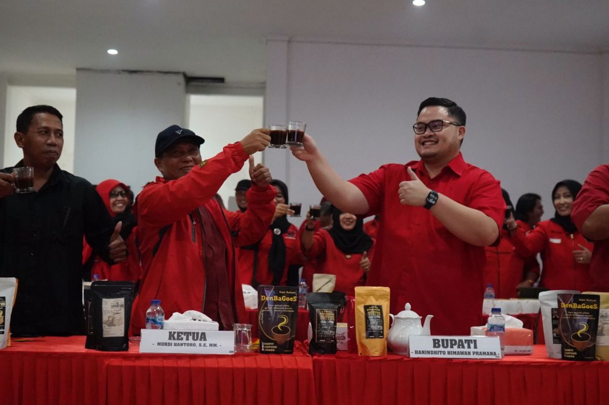 Mas Dhito bersulang kopi bersama Kader PDIP dalam Festival Kopi Tanah Air.(Foto: Humas Pemkab Kediri/Jatimnow.com)