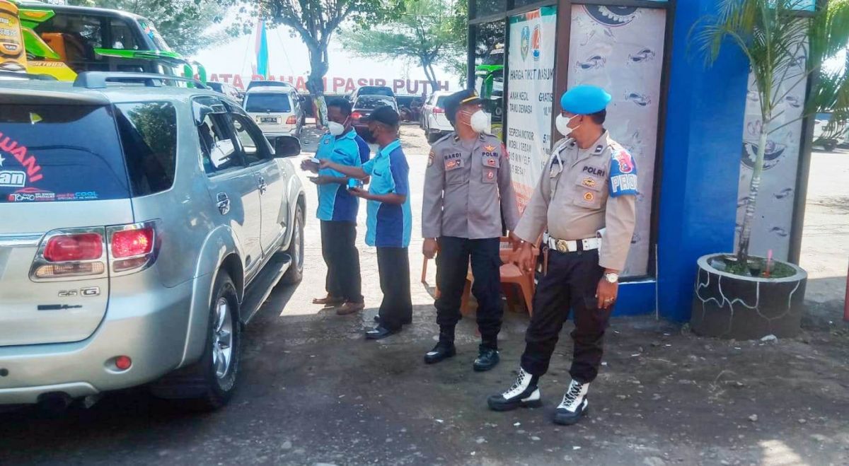 Pengunjuk Pantai Pasir Putih meningkat saat libur lebaran.