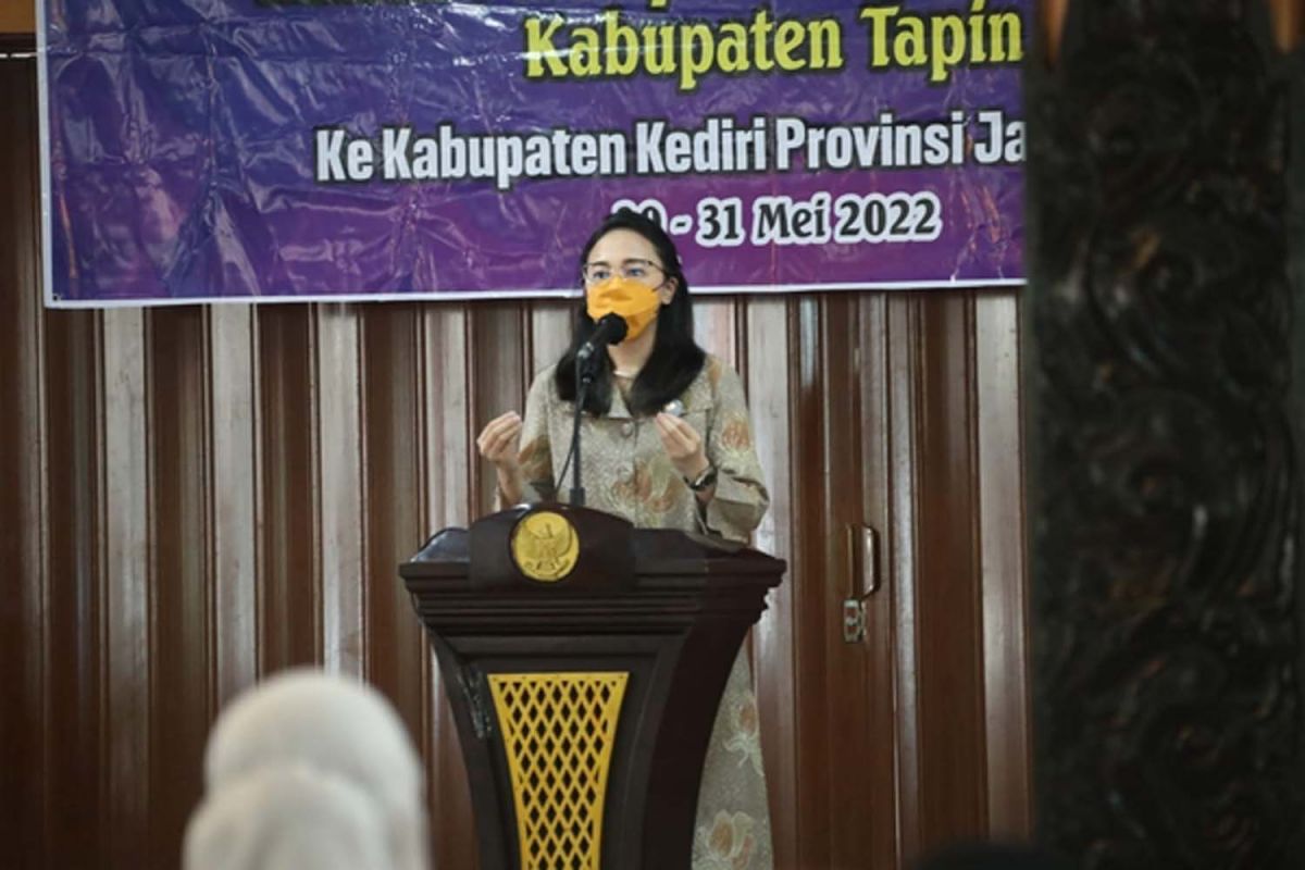 Mbak Cicha saat menyambut rombongan TP PKK Kabupaten Tapin, Kalimantan Selatan (Foto: Diskominfo Kabupaten Kediri/jatimnow.com)