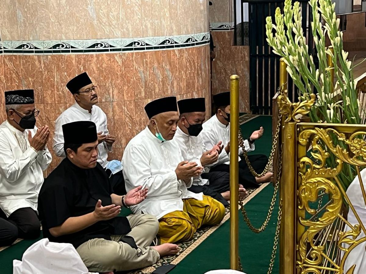 Menteri BUMN Erick Thohir berziarah ke makam KH Abd Hamid di Pasuruan. (Foto: Pemkot Pasuruan/jatimnow.com)