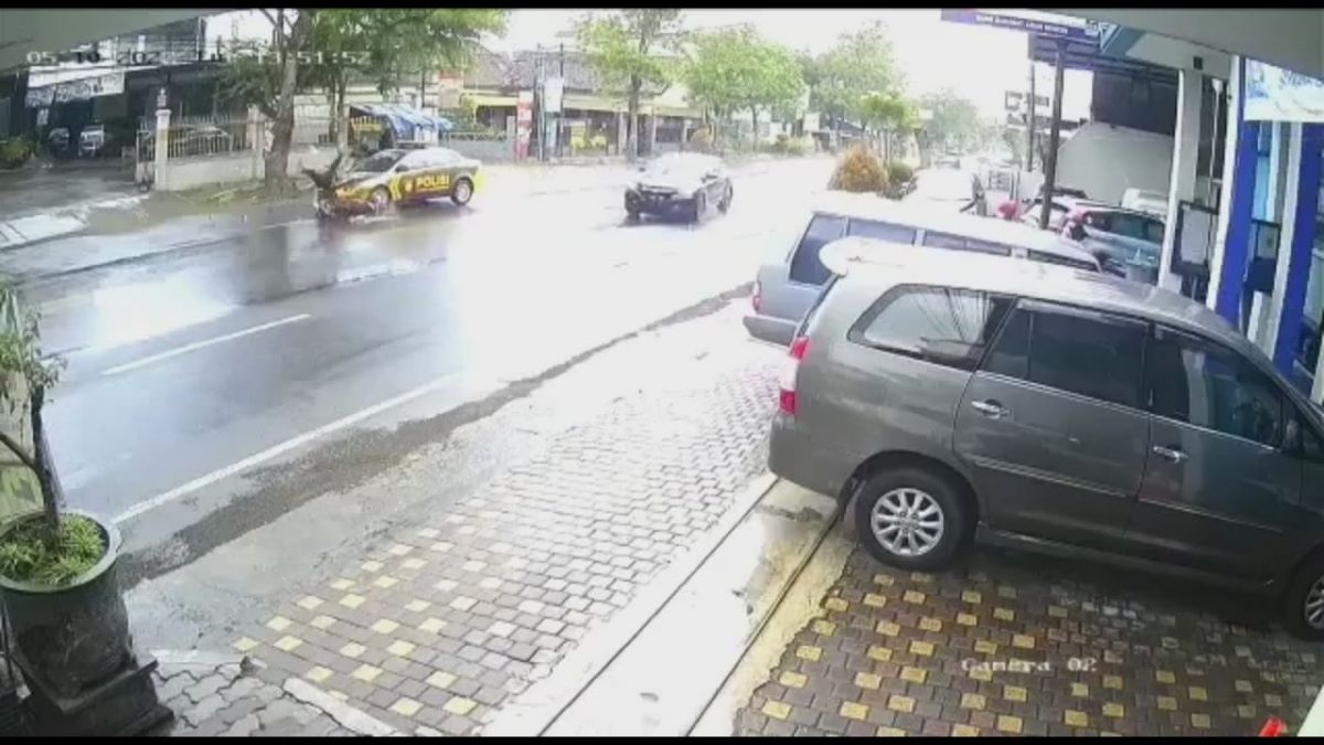 Screenshoot video mobil patroli polres Tulungagung tabrak pengendara motor.
