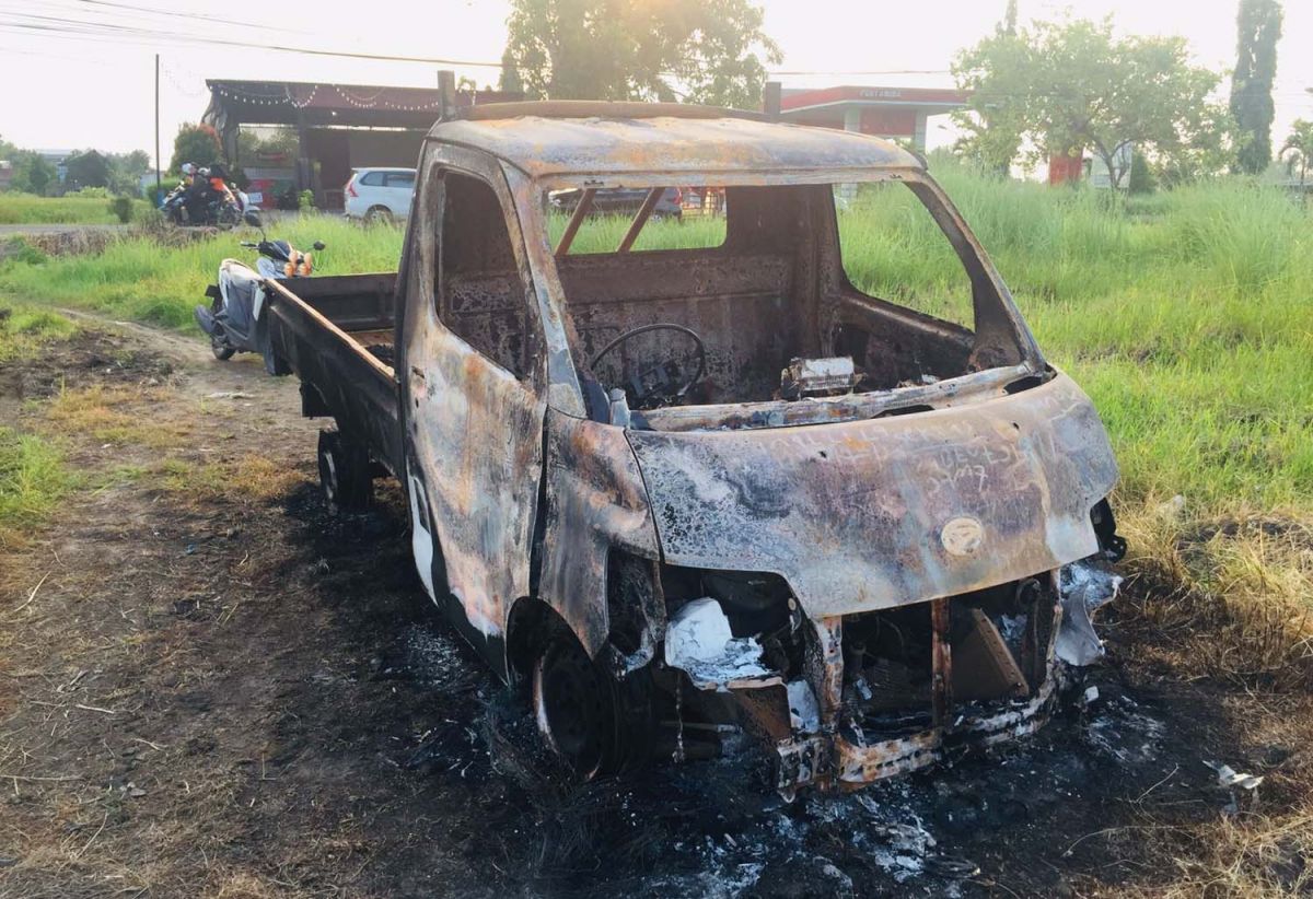 Mobil terduga pelaku pencurian yang dibakar warga di Sidoarjo (Foto: Zainul Fajar/jatimnow.com)