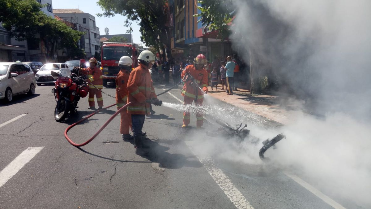 Proses pemadaman api yang membakar motor Shogun di Jalan Gemblongan, Surabaya (Foto-foto: Info Kedaruratan 112 Surabaya)