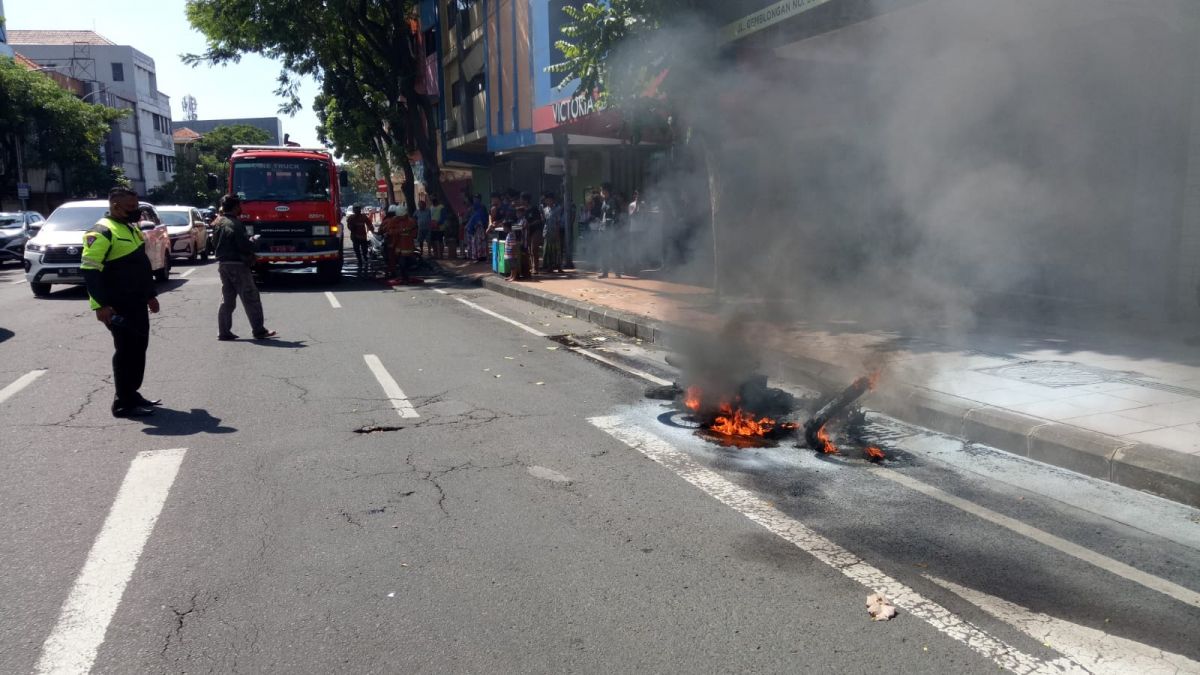 Motor Shogun terbakar di Jalan Gemblongan, Surabaya