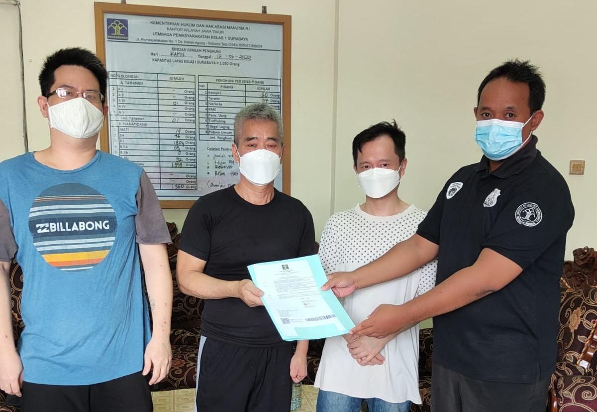 Penyerahan SK remisi khusus Waisak oleh petugas Lapas Surabaya kepada narapidana.(Foto: Humas Kemenkumham Jatim)