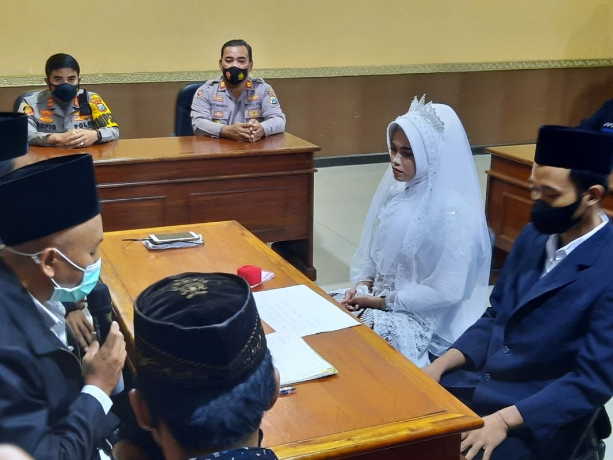 Kedua mempelai saat menikah di Polres Mojokerto Kota.(Foto: Achmad Supriyadi/jatimnow.com)