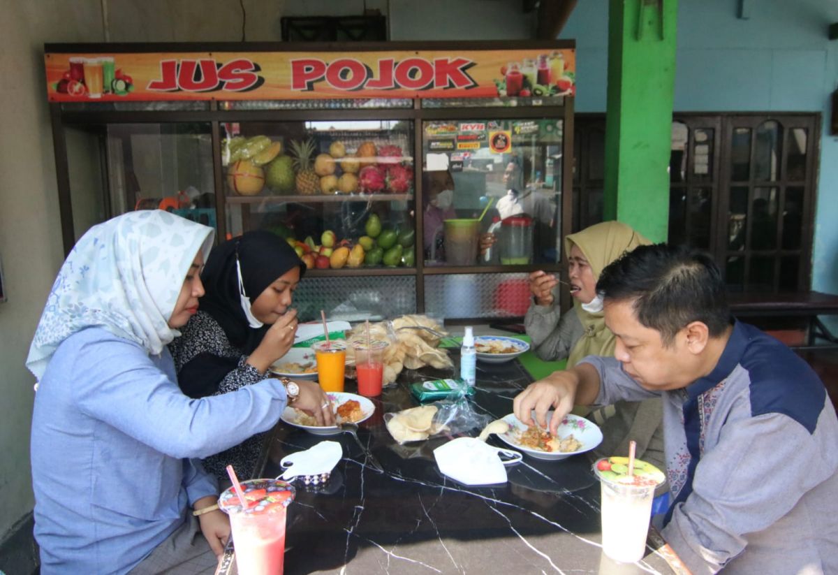 Wali Kota Mojokerto Ika Puspitasari bersama keluarganya saat makan di warung.(Foto: Achmad Supriyadi)