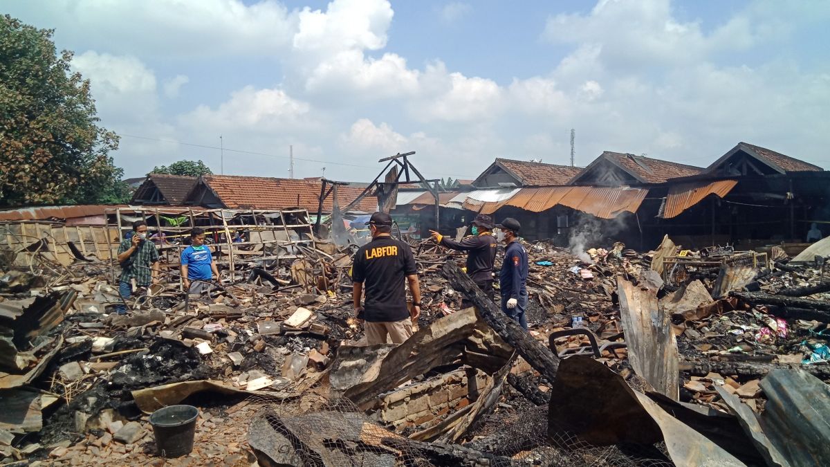 Tim Labfor melakukan olah TKP kebakaran Pasar Tradisional di Desa Purwokerto, Ngadiluwih. (Foto: Yanuar Dedy/jatimnow.com)
