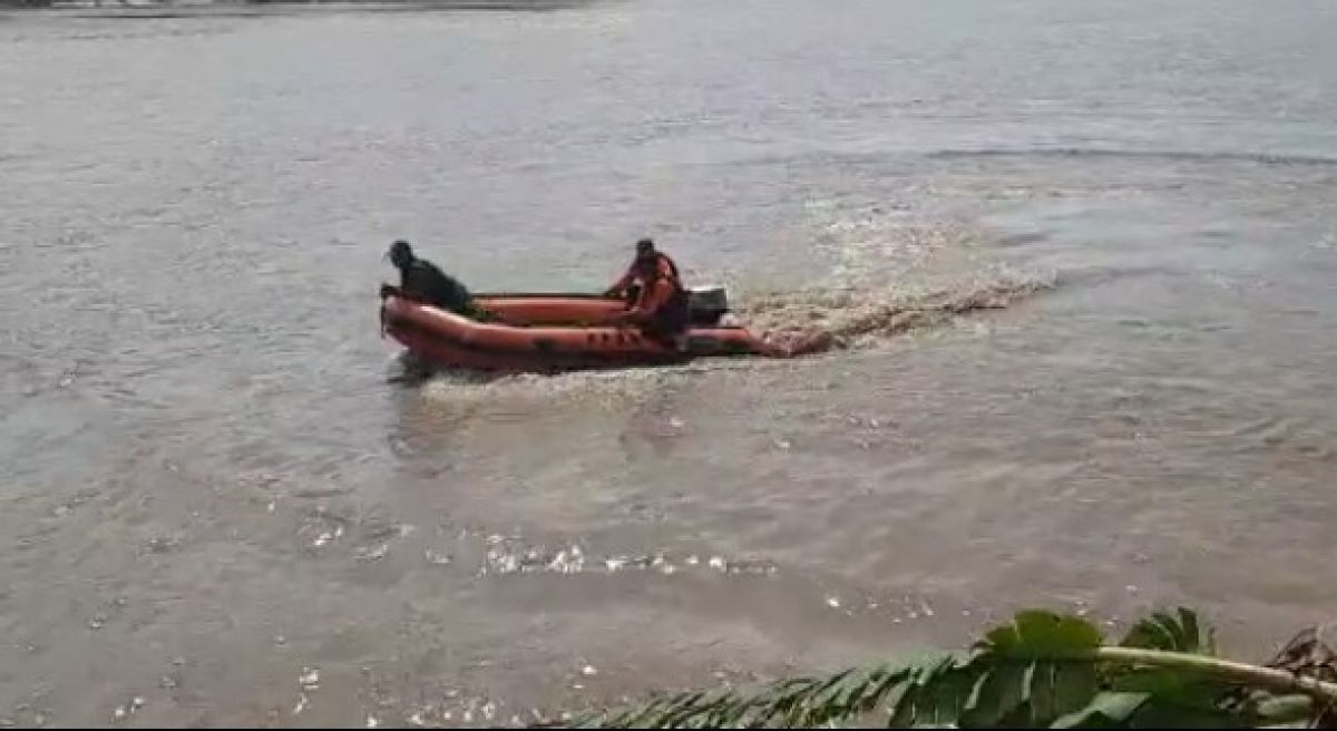 Tim SAR melakukan pencarian orang tenggelam di Sungai Bengawan Solo. (Foto: BPBD Bojonegoro/jatimnow.com)