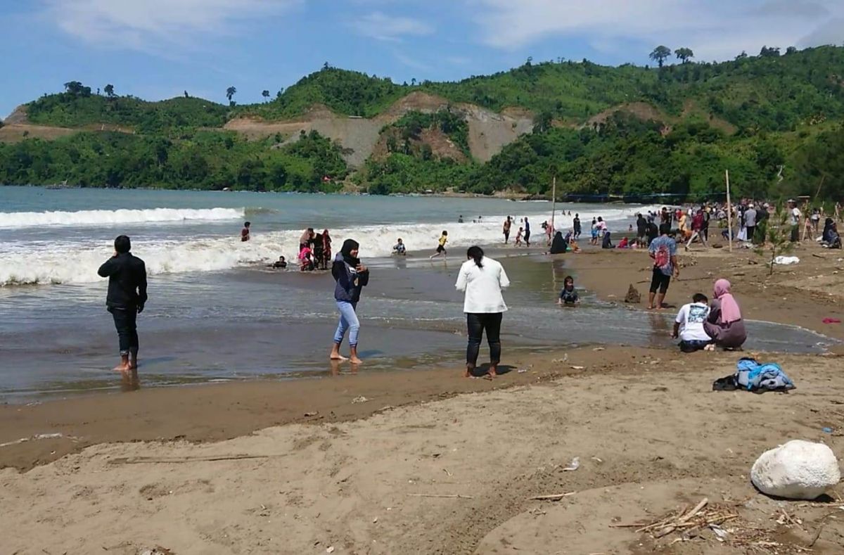 Pantai Gemah Tulungagung mulai dipadati pengunjung. (Foto: Bramanta Pamungkas/jatimnow.com)