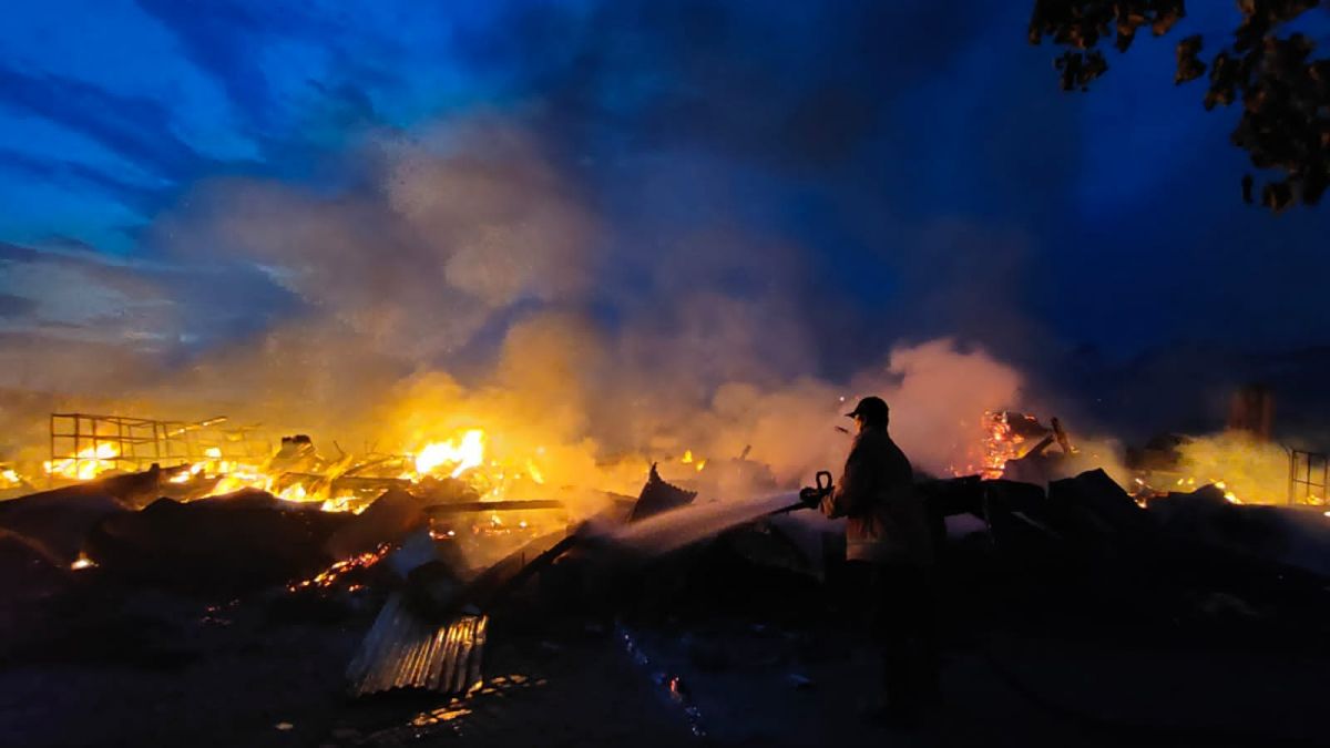 Kebakaran melanda Pasar Purwokerto, Kediri. (Foto: Yanuar Dedy/jatimnow.com)