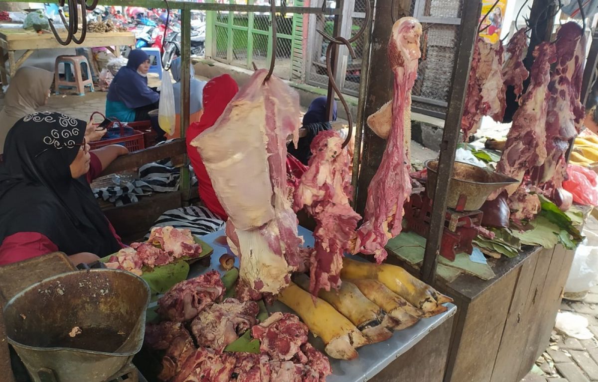 Pedagang daging sapi di Pasar Pon Jombang. (Foto: Elok Aprianto/jatimnow.com)