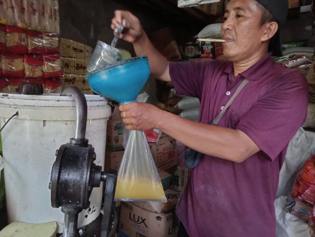 Pedagang minyak goreng curah di Pasar Pon Jombang.(Foto: Elok Aprianto)