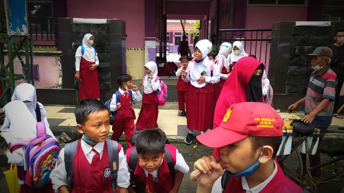 Sejumlah pelajar di Lamongan mulai masuk sekolah seusai libur Lebaran 2022. (Foto: Adyad Ammy Iffansah)