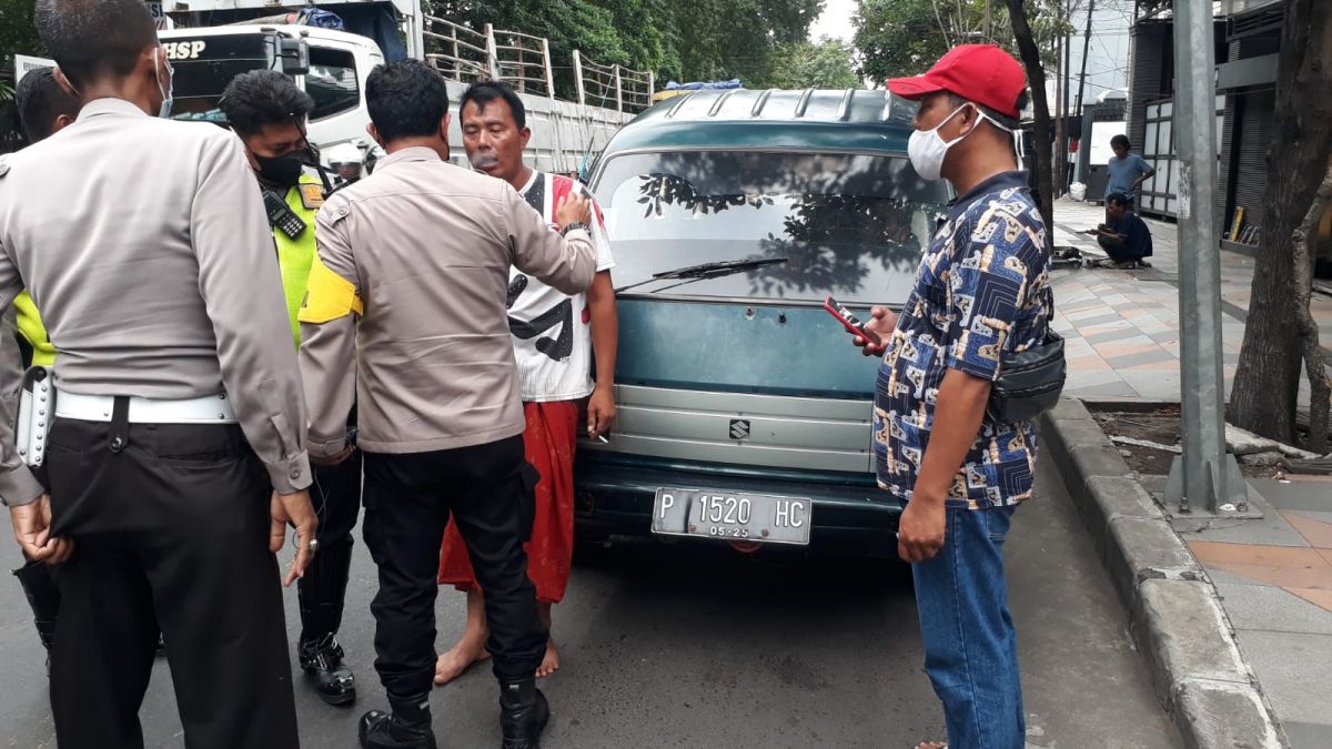 Pelaku pelecehan seksual saat ditangkap Polsek Asemrowo Surabaya. (Foto: Polsek Asemrowo/jatimnow.com)